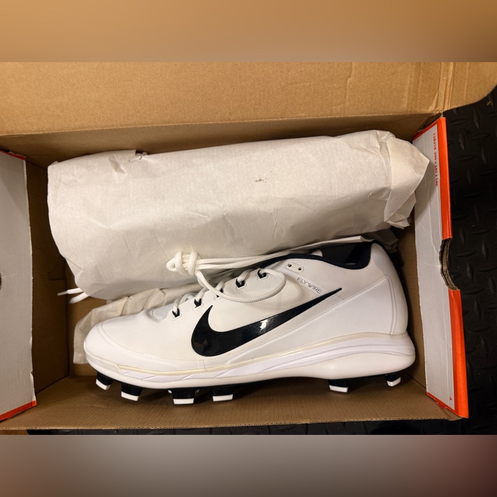 Nike Men's Flywire White and Black Athletic Shoes